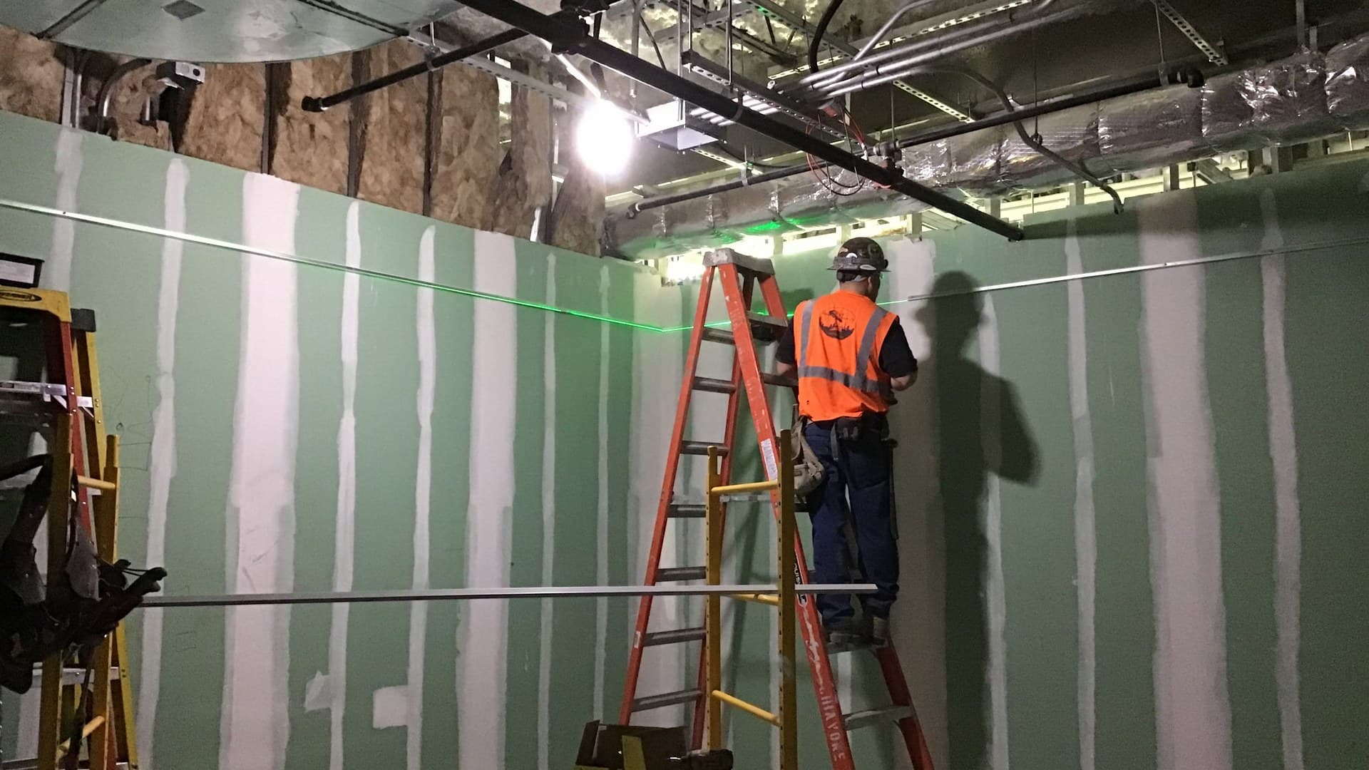 Senior engineer's guide to building crack-proof drywall partitions and suspended ceilings: 0.6 mm steel framing, sliding perimeter joints, Kurt paper tape, and fastener depth.